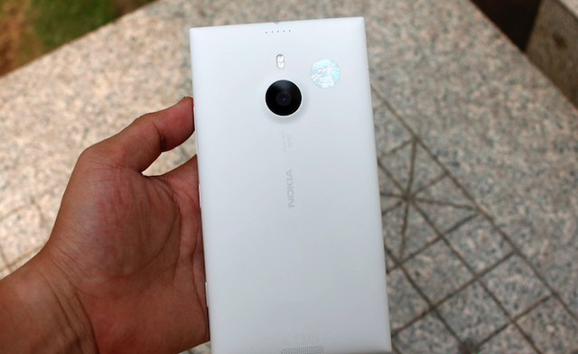 sosanh-lumia1520-oppon1(9).jpg